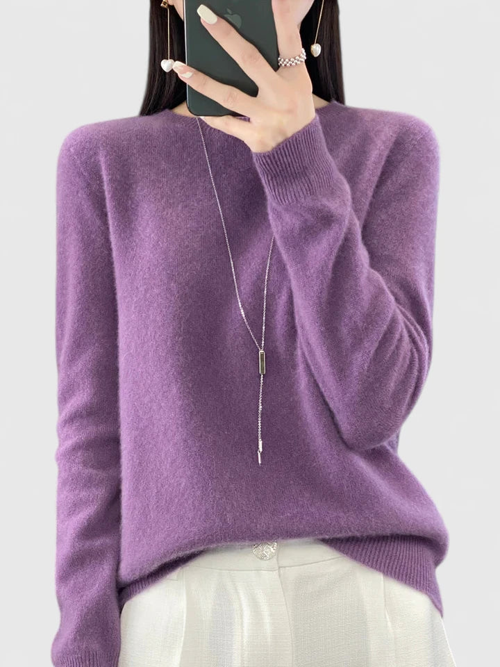 Casual long sleeve women's pullover sweater, classic round neck for everyday wear.