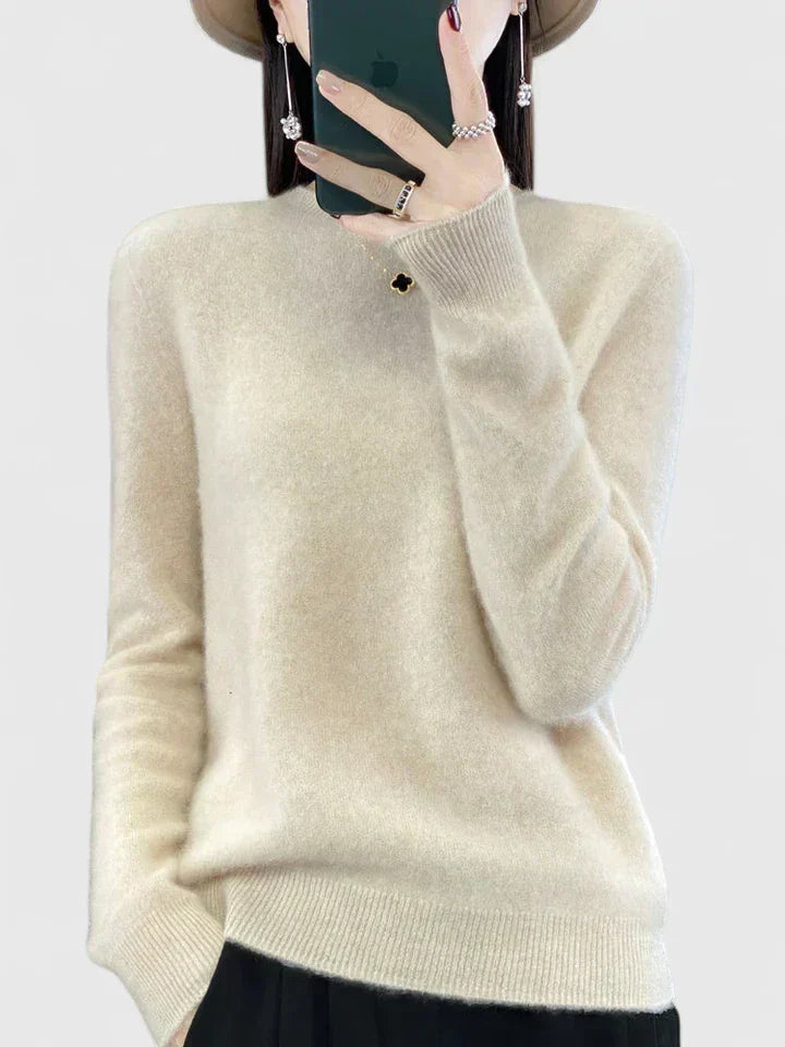 Stylish fall knit women's round neck pullover, versatile and relaxed fit sweater.