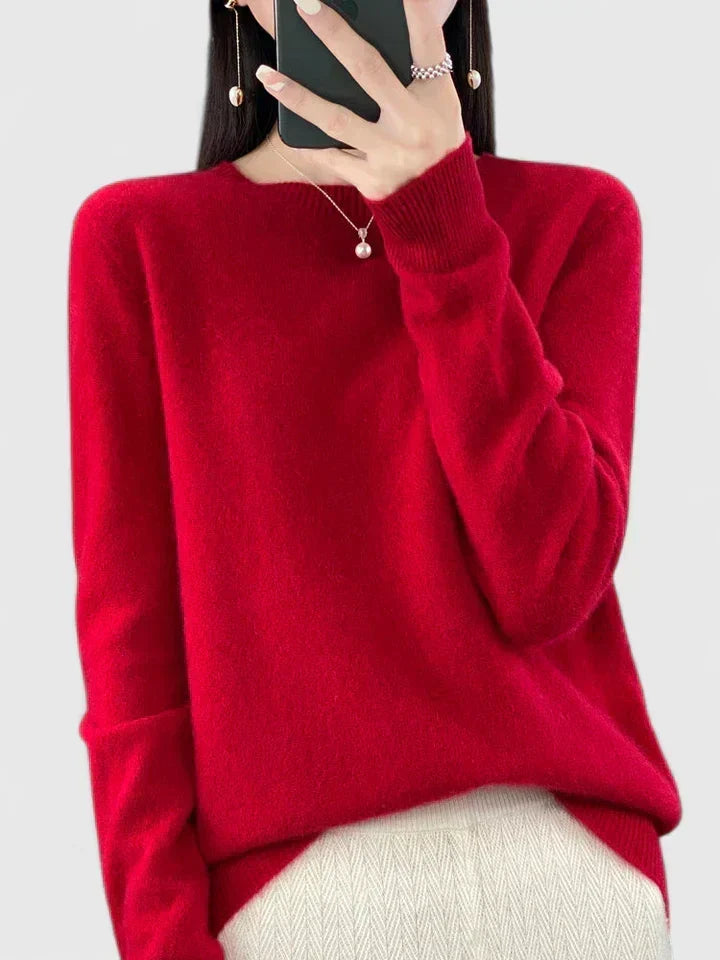 Cozy relaxed fit women's round neck pullover sweater, comfortable everyday knitwear.