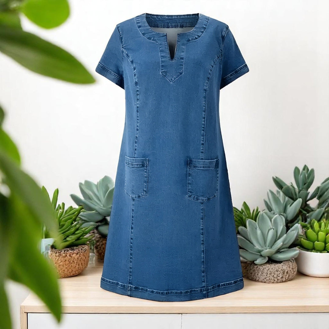 Comfortable women's summer dress with a relaxed fit. Classic style, versatile for everyday wear. Features convenient pockets.