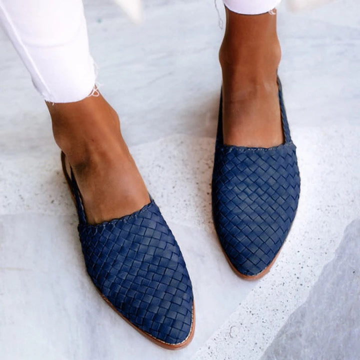 Casual women's slip-on mules with closed toe & flat sole, perfect for everyday comfort and style.