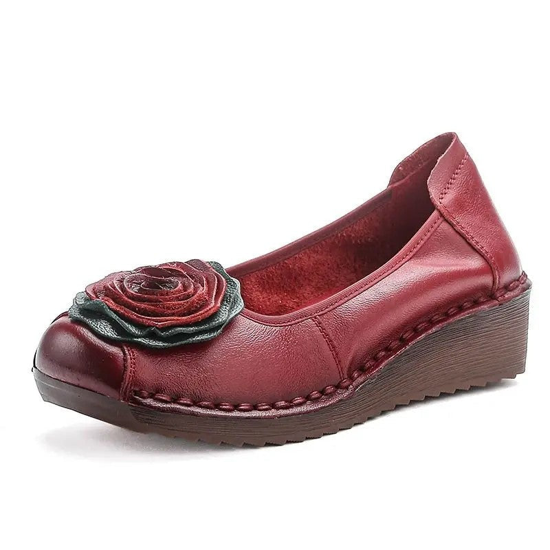 Women's summer shoes: comfortable slip-on loafers featuring beautiful floral appliqué details.