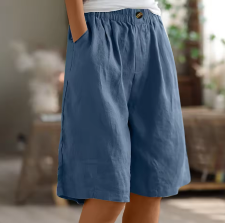 Comfortable women's shorts with an elastic waist and relaxed fit, great for everyday casual style.