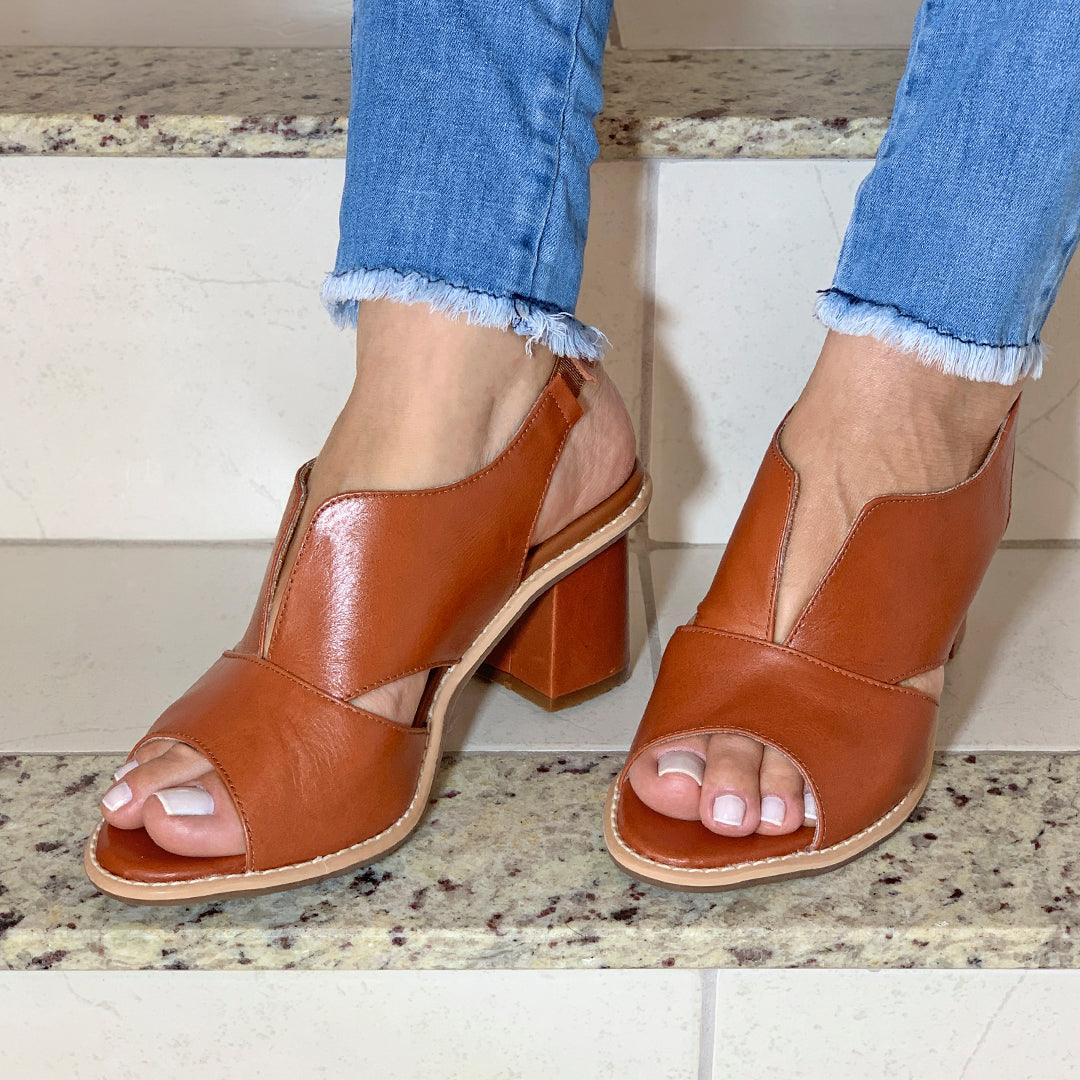 Versatile women's heeled sandals with block heel & buckle closure. Perfect for party or everyday.