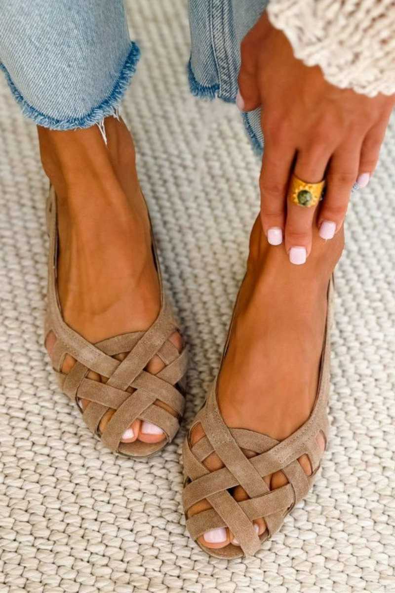Casual women's braided crossover strap sandals, ideal for summer comfort. Flat slip-on everyday footwear.