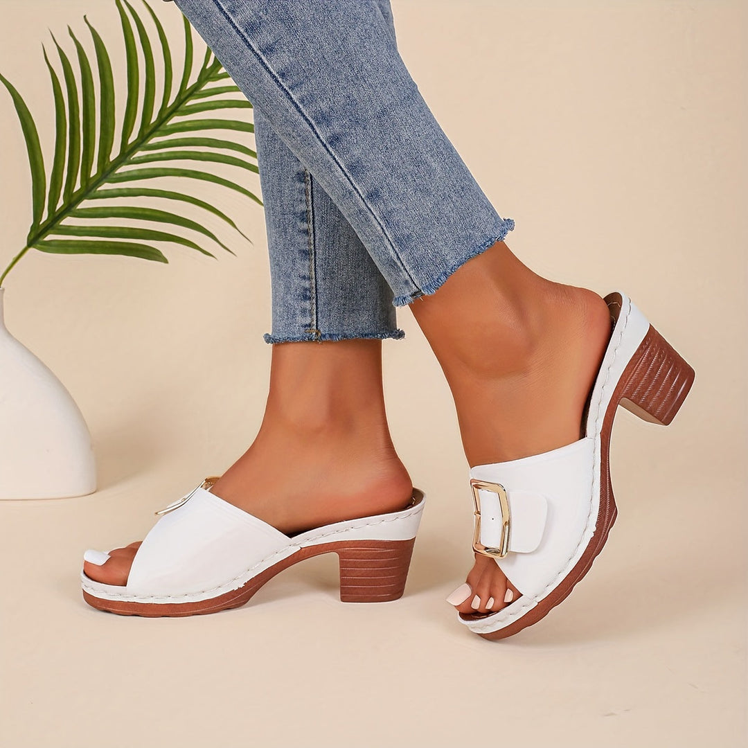 Lightweight women's casual sandals, comfortable open-toe design for daily fashion and summer.