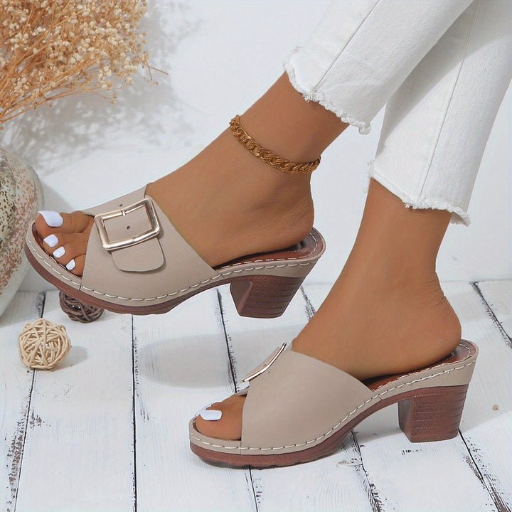 Stylish women's casual flats, versatile summer shoes offering everyday comfort.