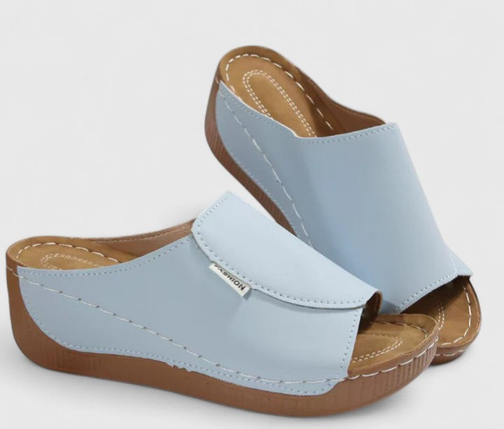 Lightweight women's summer sandals, comfortable and versatile, perfect for everyday casual walking.