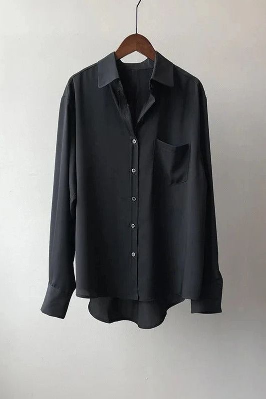 Elegant printed women's blouse, perfect for office wear or a chic casual look. Versatile fashion piece.