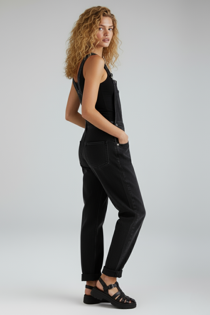 Versatile women's loose-fit casual jumpsuit, ideal for comfortable everyday wear. Features a round neck & pockets.