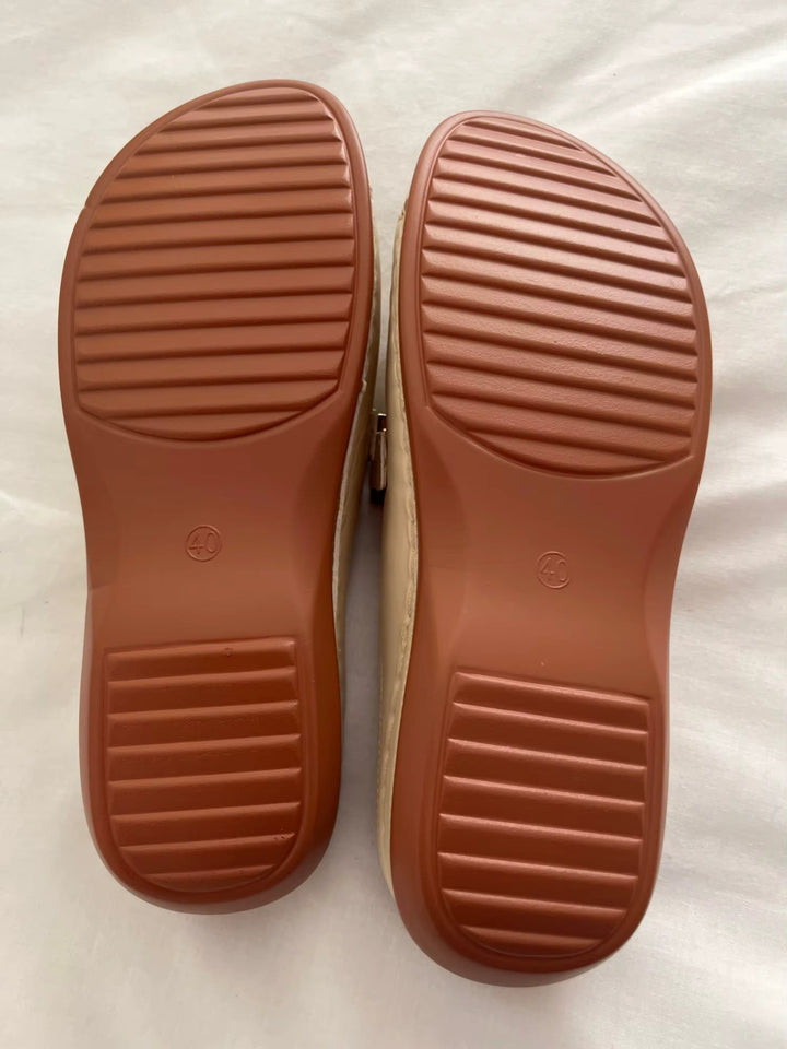 Casual women's open-toe slip-on mules with a trendy buckle strap. Comfortable flat shoes for summer sandals.