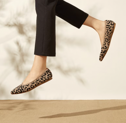 Stylish slip-on ballerinas for women, versatile spring/summer footwear.