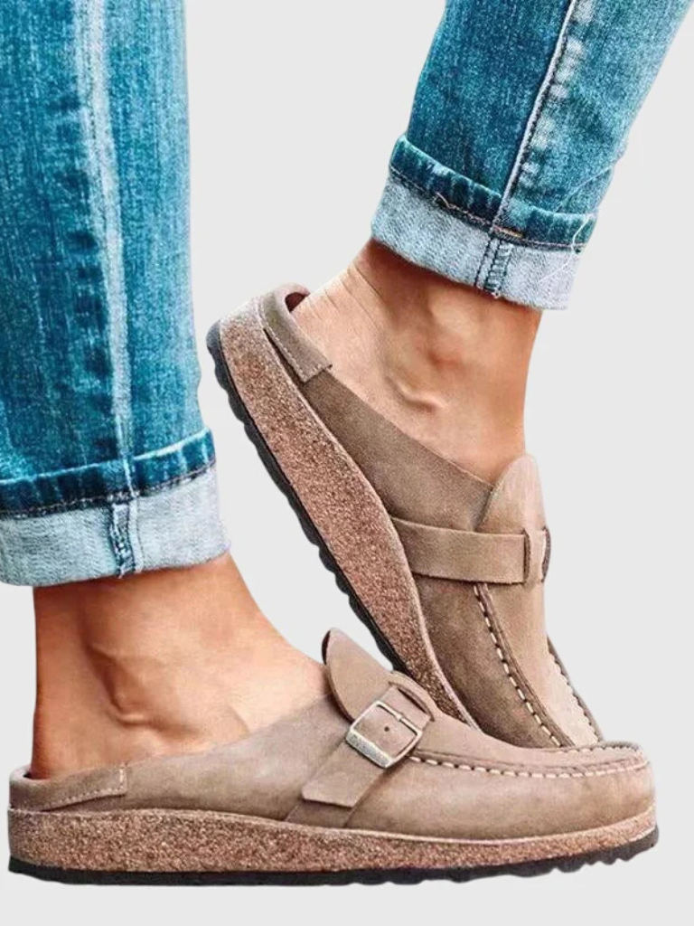 Easy slip-on women's comfort clogs, ideal for everyday wear with soft cushioning and foot support.