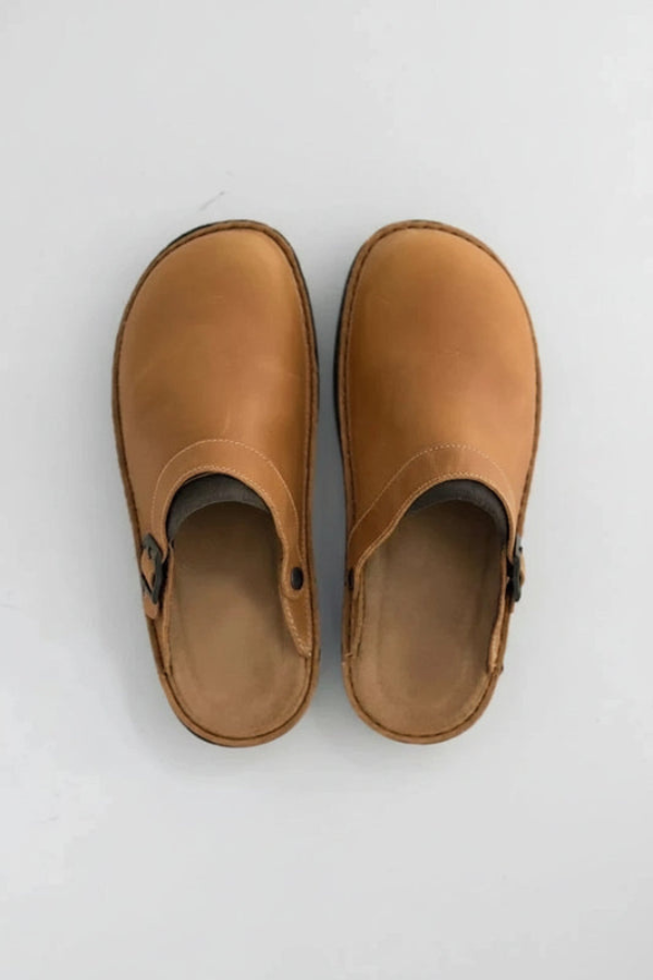 Stylish women's comfort clogs, designed for all-day support and versatile everyday wear.