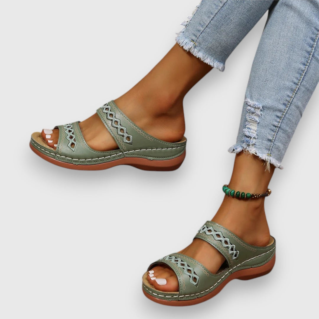 Everyday slip-on women's sandals, wide fit, designed for supreme comfort.