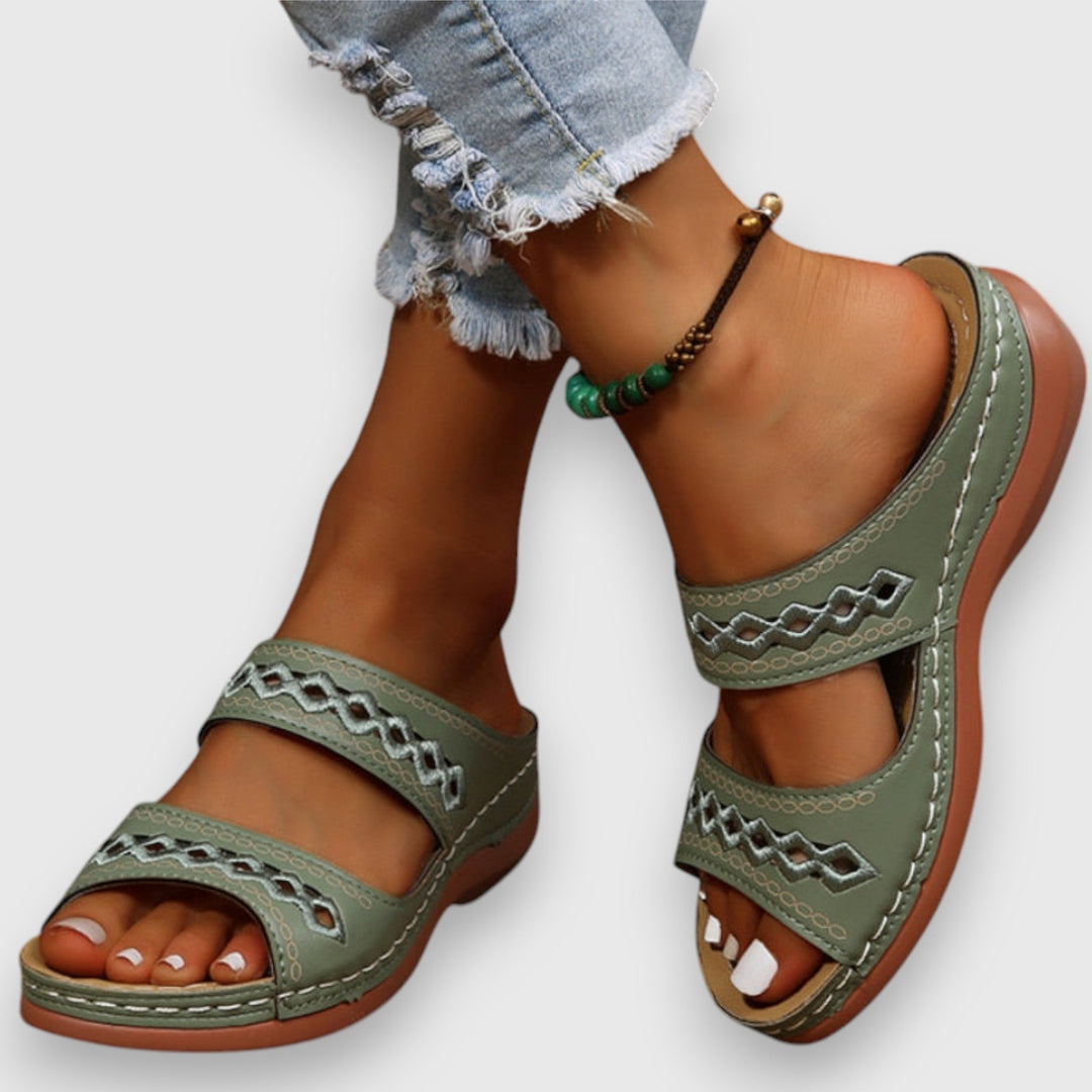 Fashionable women's wide fit sandals, comfortable for everyday summer use.