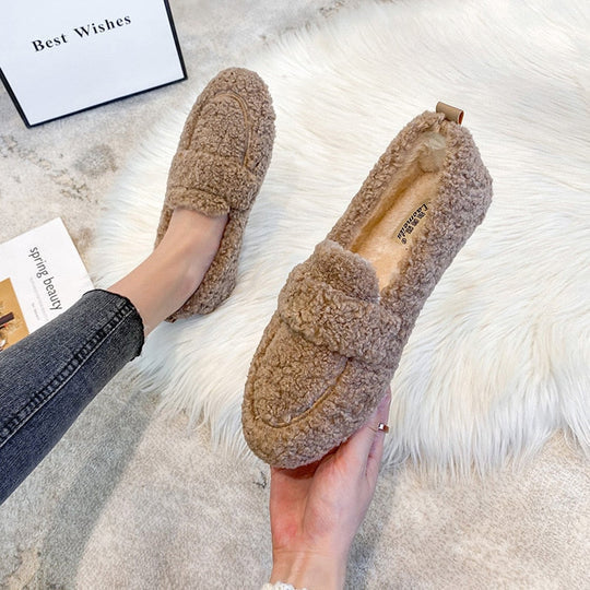 Women's cozy loafer slippers in a comfortable design, perfect for indoor relaxation & cloud-like comfort.