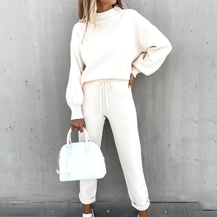 Women's cozy loungewear set, two-piece for ultimate comfort & relaxation.