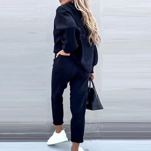 Loose-fit women's loungewear set, two-piece design for ultimate comfort, style & relaxation.