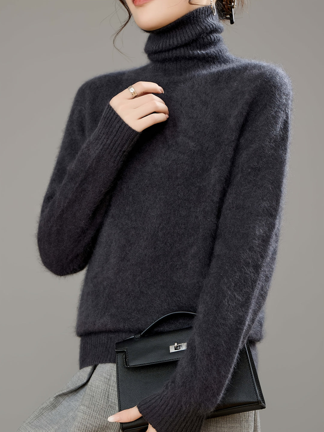 Elegant women's oversized turtleneck sweater, relaxed fit for ultimate comfort and style.