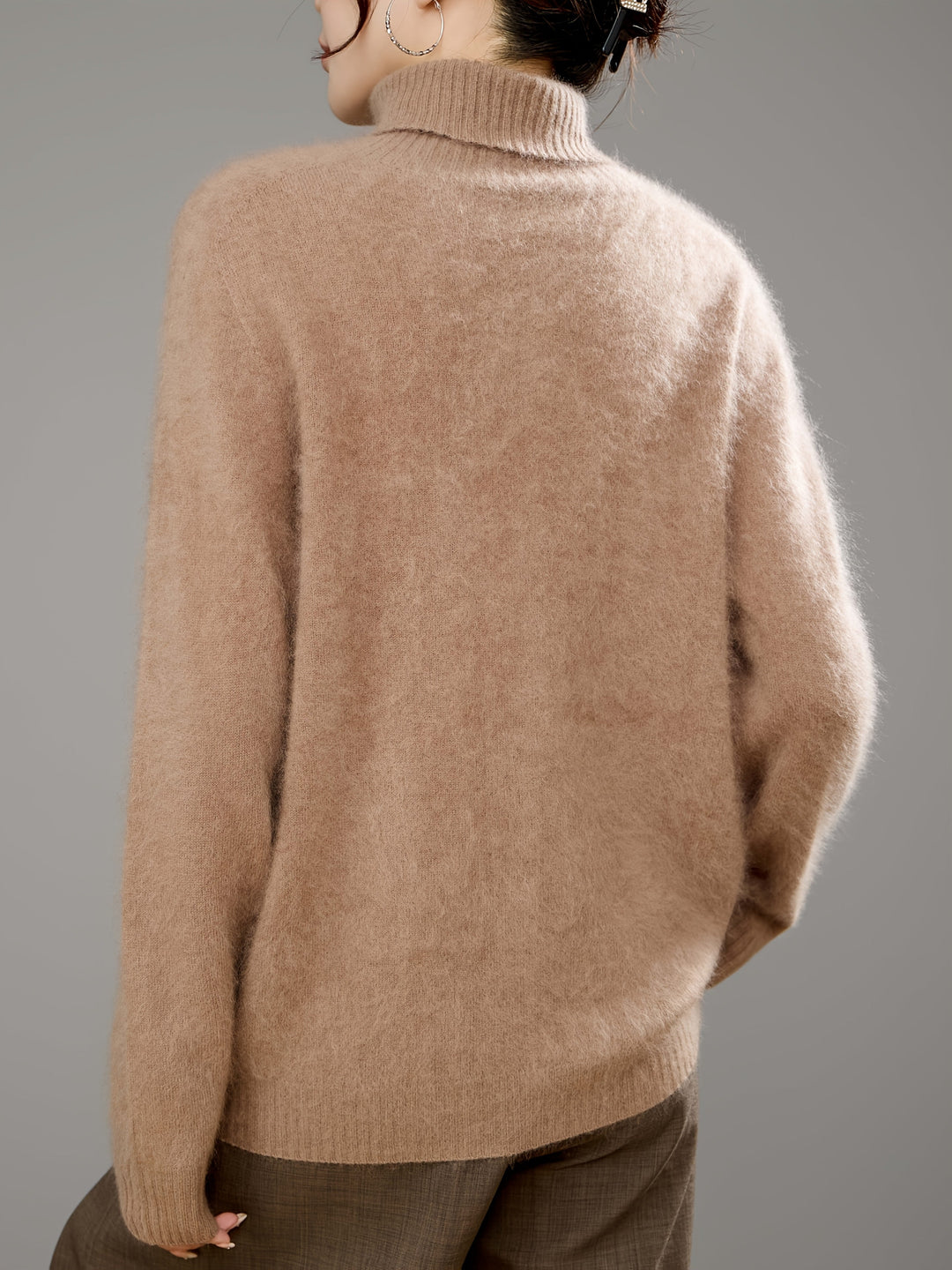 Chic oversized women's sweater with a comfortable turtleneck, perfect for autumn/winter.