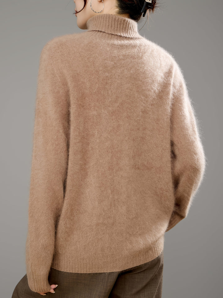 Chic oversized women's sweater with a comfortable turtleneck, perfect for autumn/winter.