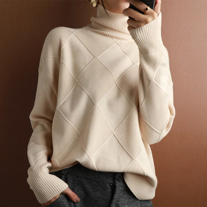 Versatile women's turtleneck sweater, perfect for both casual and elegant outfits.