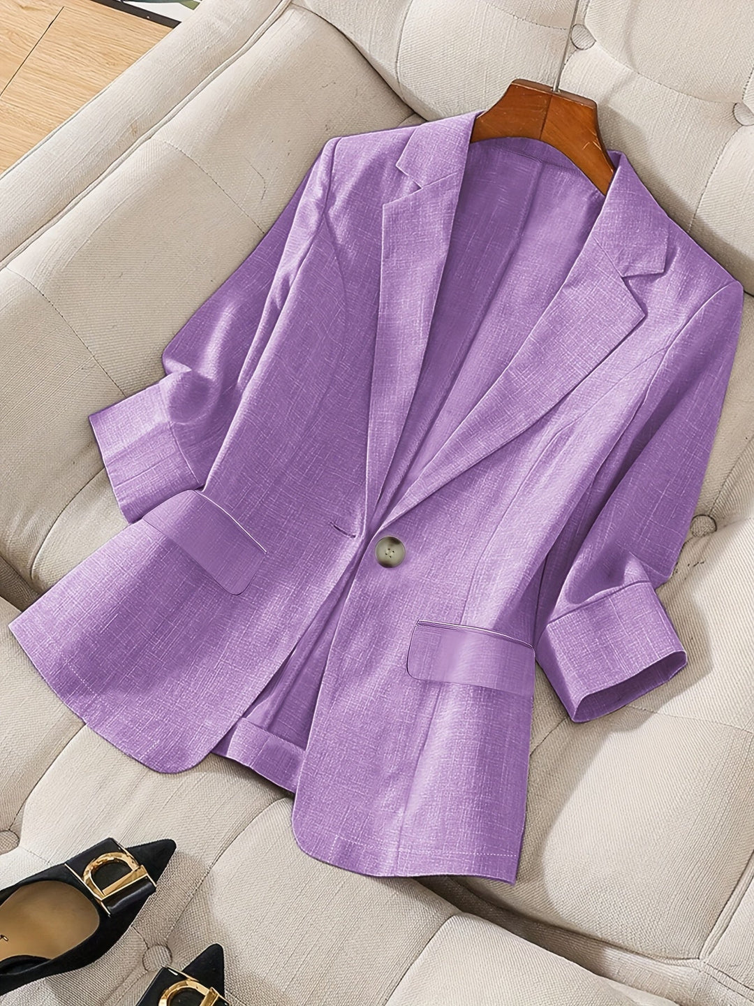 Women's cropped blazer, perfect for modern business casual and office wear.