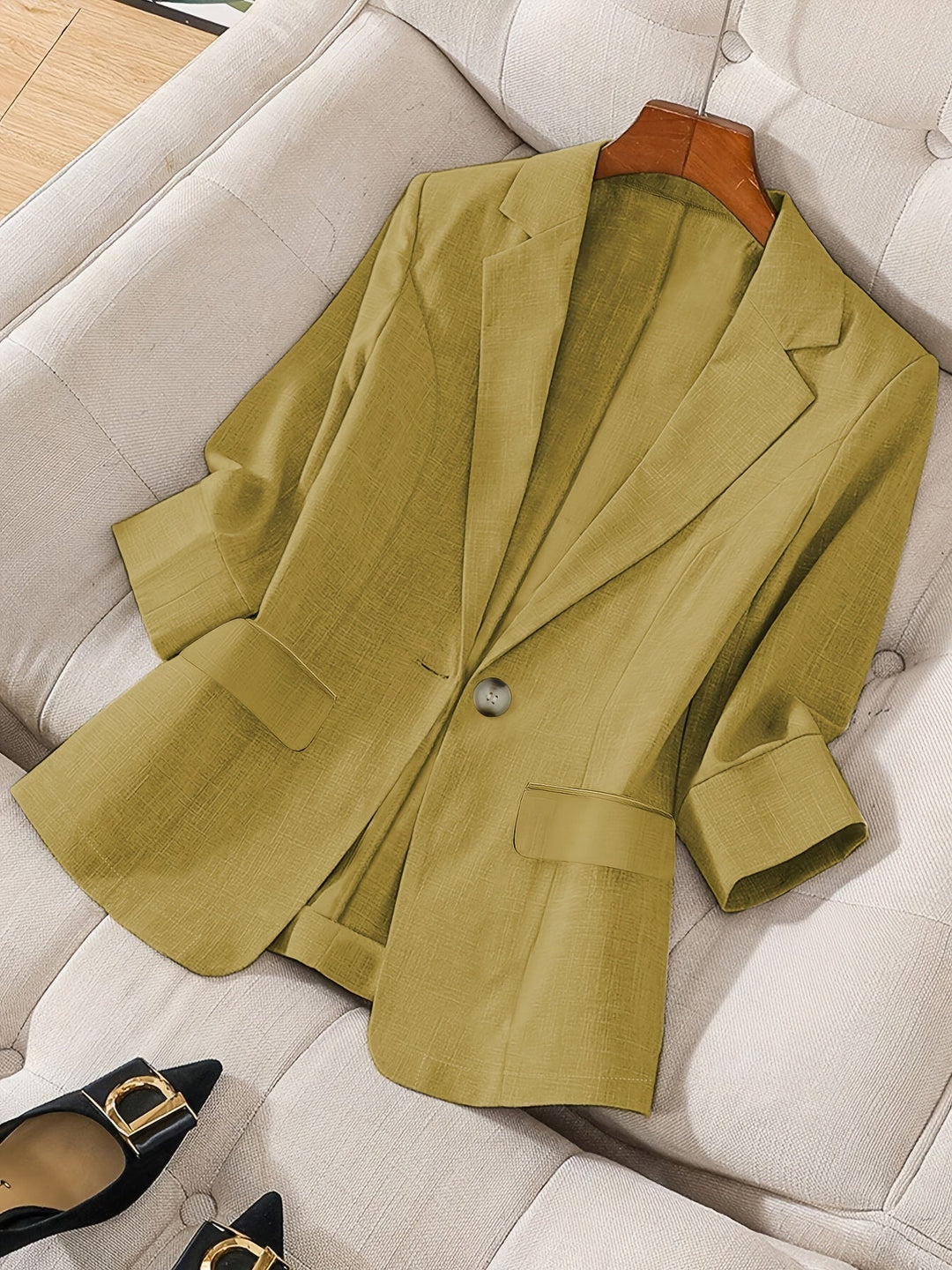Chic women's cropped blazer featuring a three-quarter sleeve for office wear.