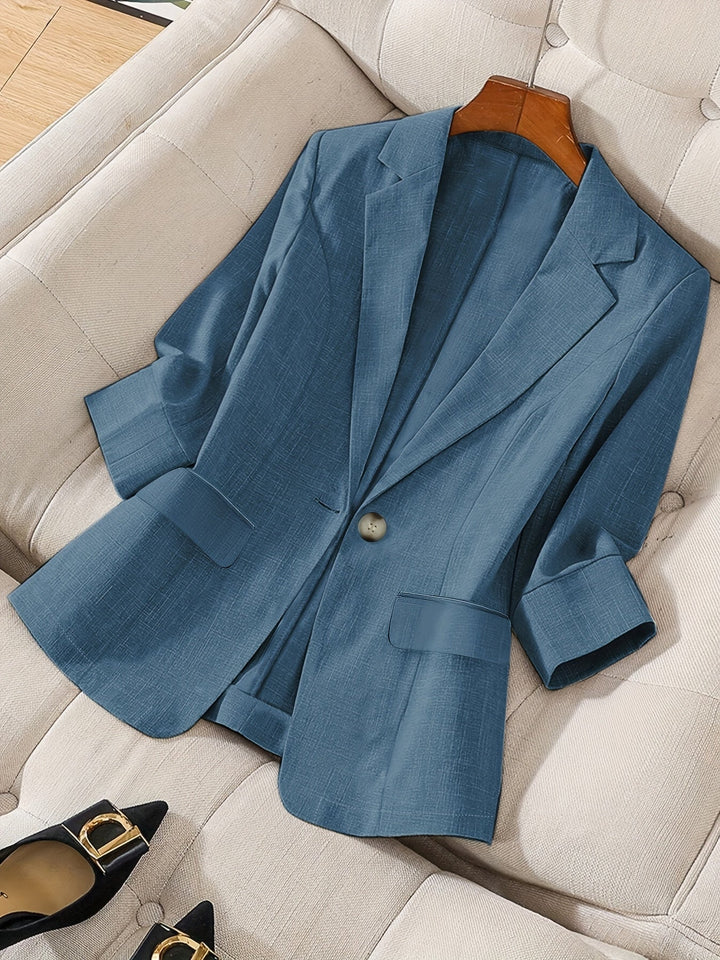 Tailored women's jacket: a professional and stylish cropped blazer.