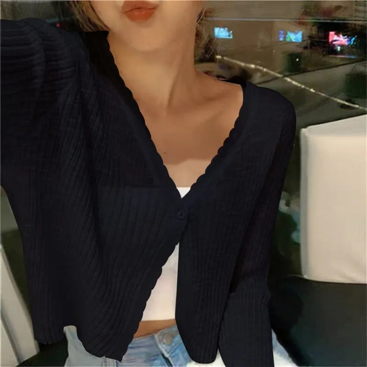 Casual women's cropped summer cardigan with buttons, a comfortable and stylish long-sleeve knit for everyday fashion.