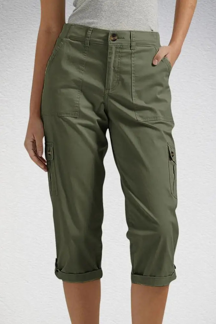 Women's relaxed fit cropped cargo pants, combining style and utility for everyday versatility.
