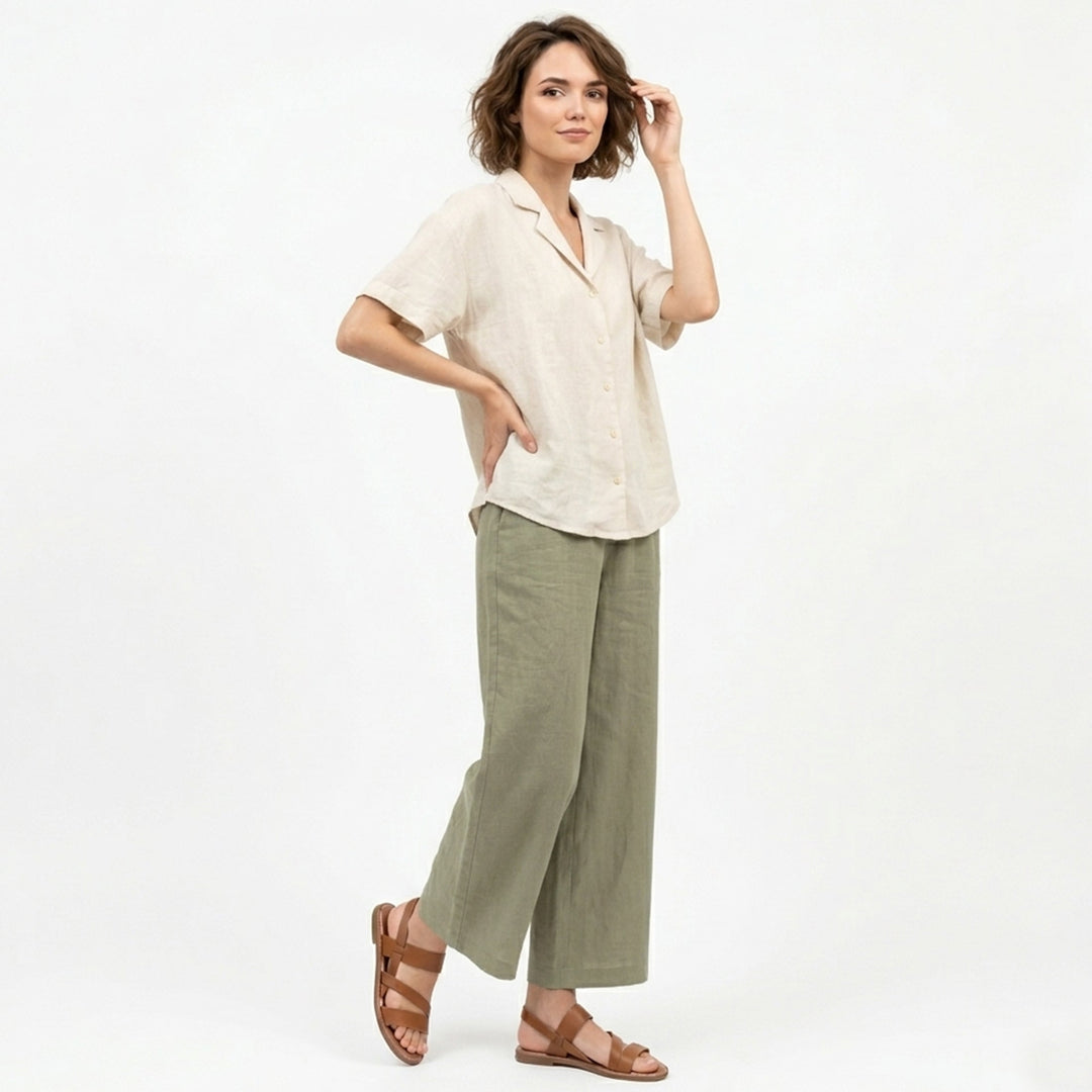 Stylish summer flat sandals for women, featuring a comfortable open toe and crossover straps.
