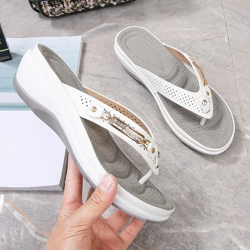 Women's cushioned flip-flop sandals with decorative strap, perfect for casual summer wear, beach, or comfortable walking.