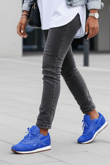 Dazzling women's sneakers with sparkling glitter, perfect for comfortable walking & casual fashion.
