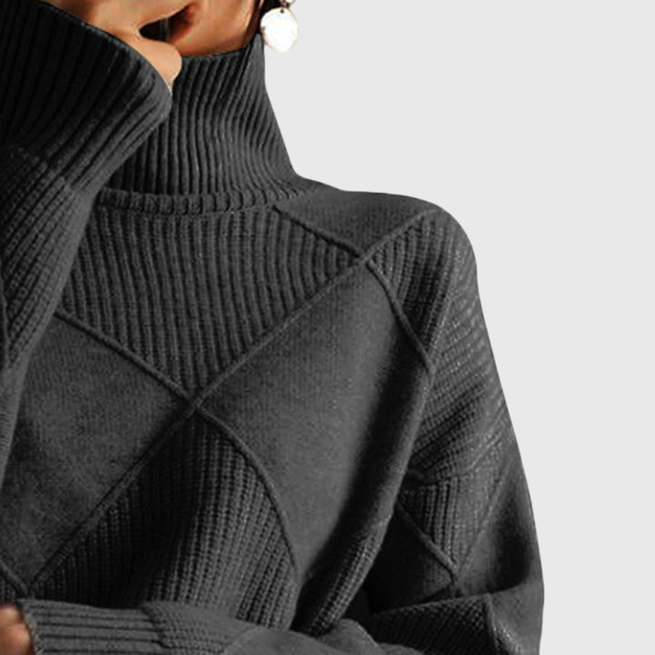 Warm women's roll neck jumper, oversized fit, long sleeve for a relaxed, stylish look.