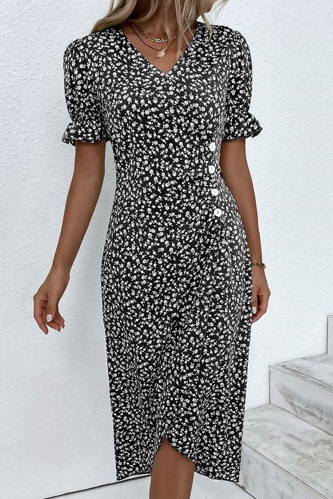 Ladies elegant pleated midi dress, flowy and comfortable. A must-have for spring fashion.