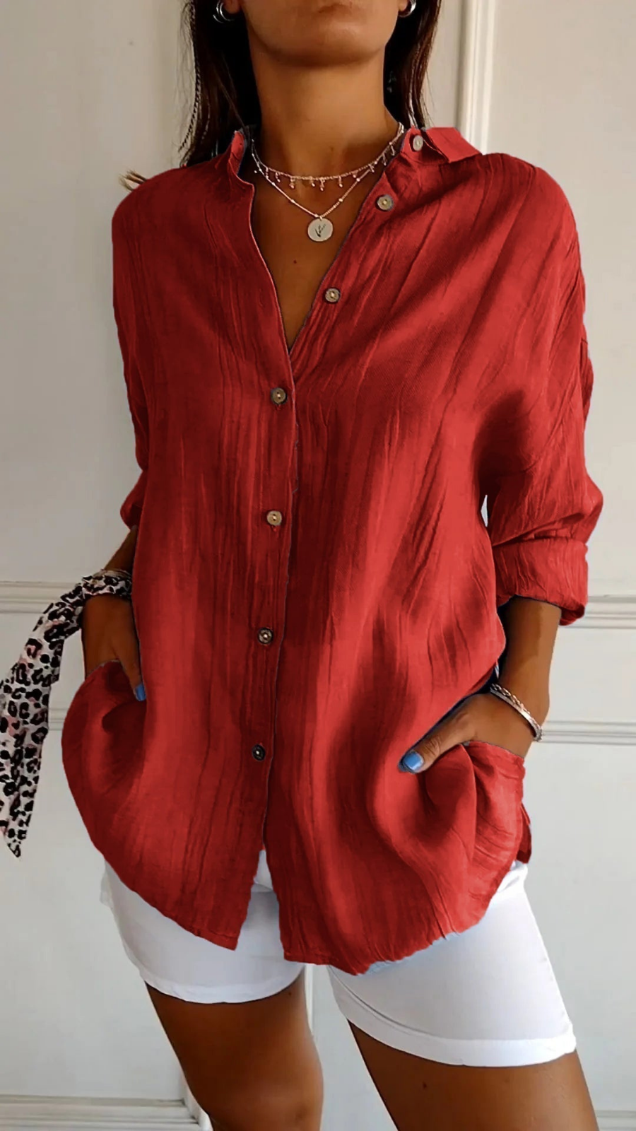 Women's chic button-up shirt with a loose, relaxed fit, suitable for effortless everyday style.
