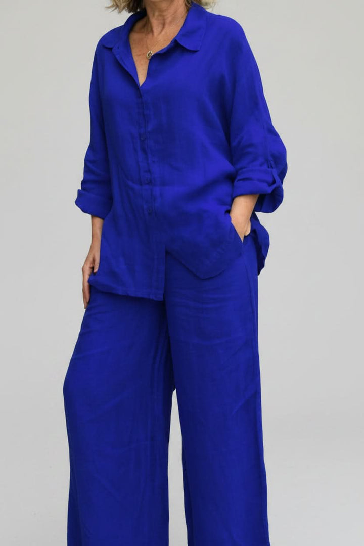 Trendy women's wide leg matching outfit. Effortless two-piece set, ideal for summer fashion and resort wear.