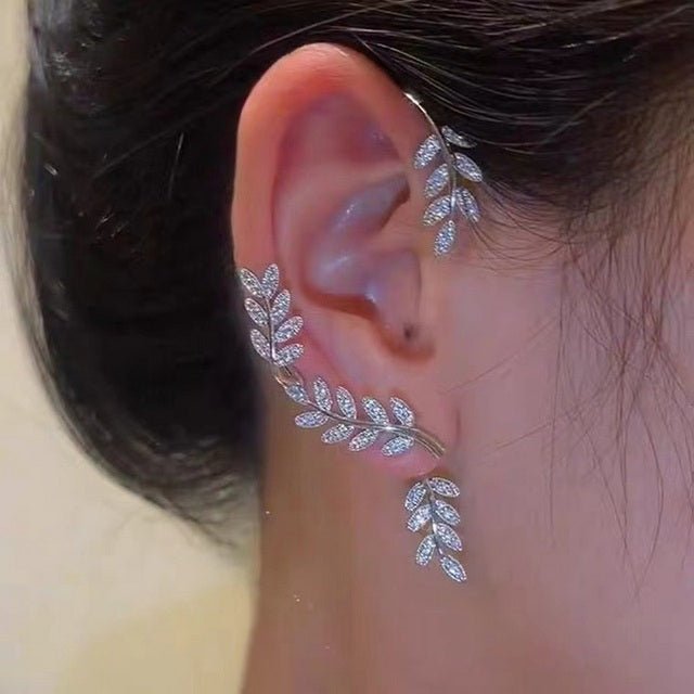 Elegant women's adjustable clip-on earrings, gold star design, piercing-free ear clips for special occasions.