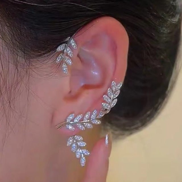 Piercing-free women's ear clips, adjustable with a delicate leaf design, elegant gold fashion accessory.