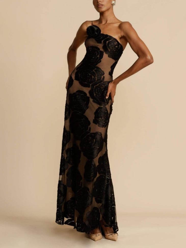 Flowy women's long floral maxi dress with vibrant pattern, ideal for parties & warm weather events.