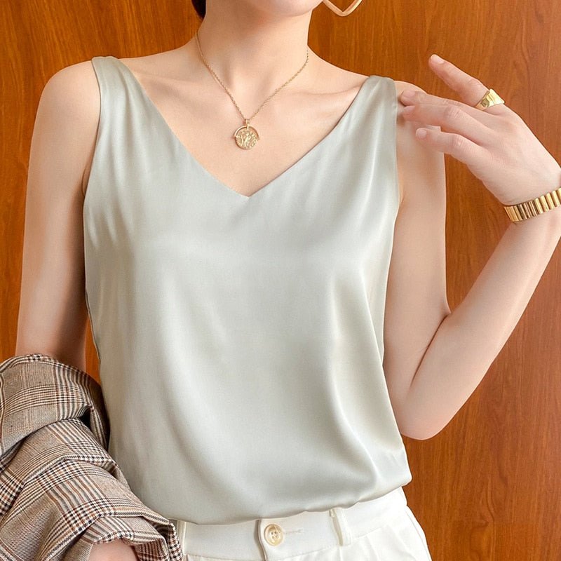 Women's elegant flowing tank top, a versatile and chic sleeveless blouse for summer & layering.