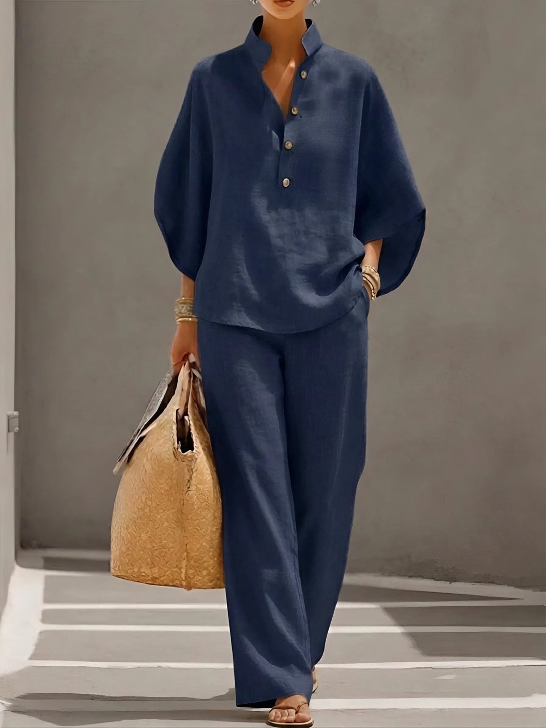 Casual women's wide-leg two-piece set with a chic mandarin collar, ideal for relaxed days.