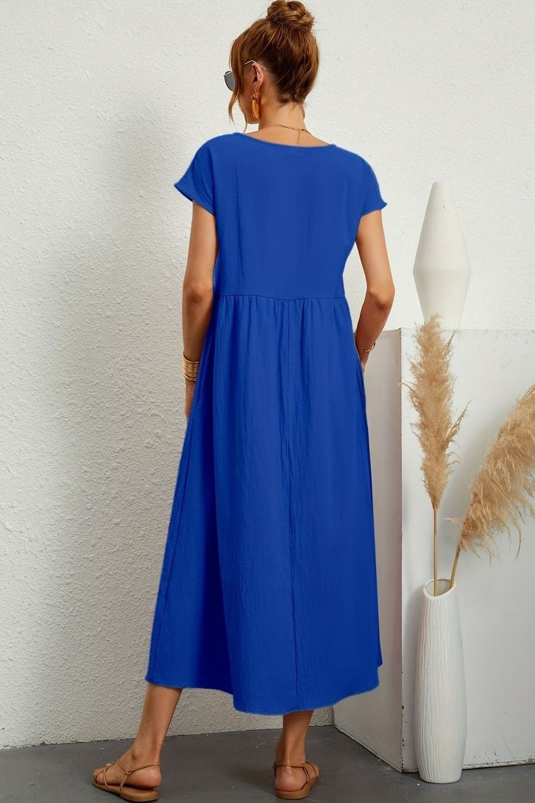 Chic women's midi dress, elegantly pleated, perfect for versatile and comfortable wear. Summer fashion.