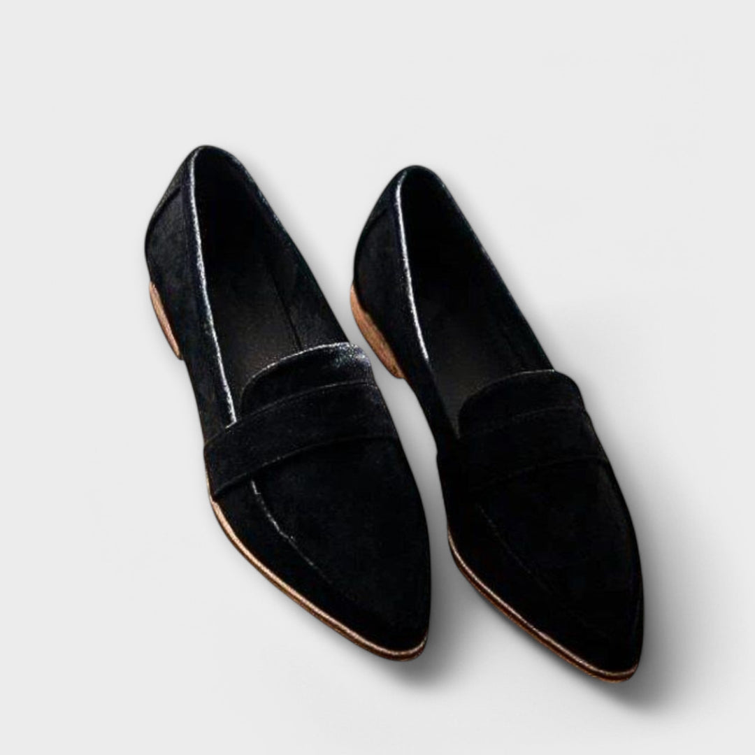 Stylish women's pointed-toe slip-on flats, comfortable and versatile casual footwear for fashion.