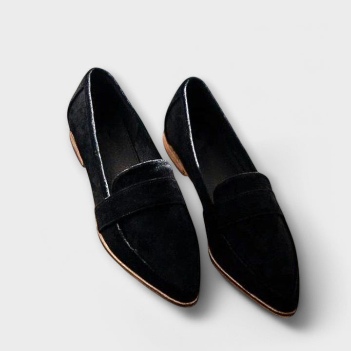 Stylish women's pointed-toe slip-on flats, comfortable and versatile casual footwear for fashion.