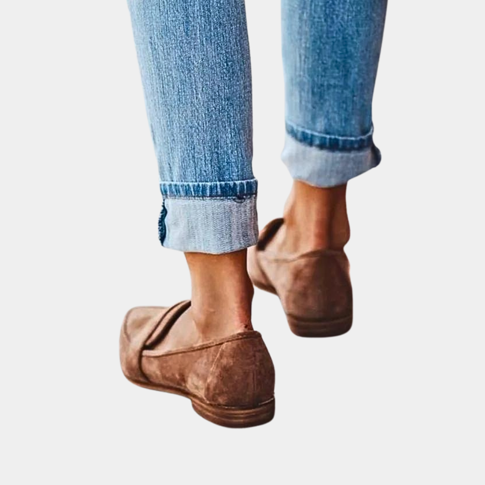 Fashionable women's pointed-toe loafers, easy slip-on flats for quick, comfortable, everyday elegance.