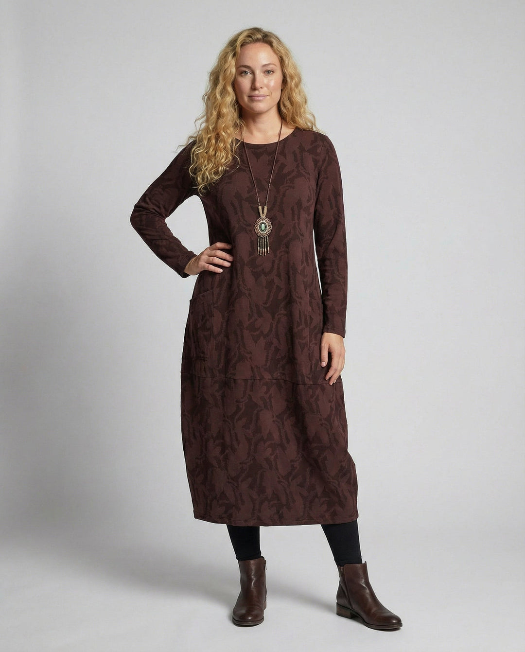 Women's elegant printed long-sleeve midi dress, perfect for fall and winter fashion. Chic and versatile.