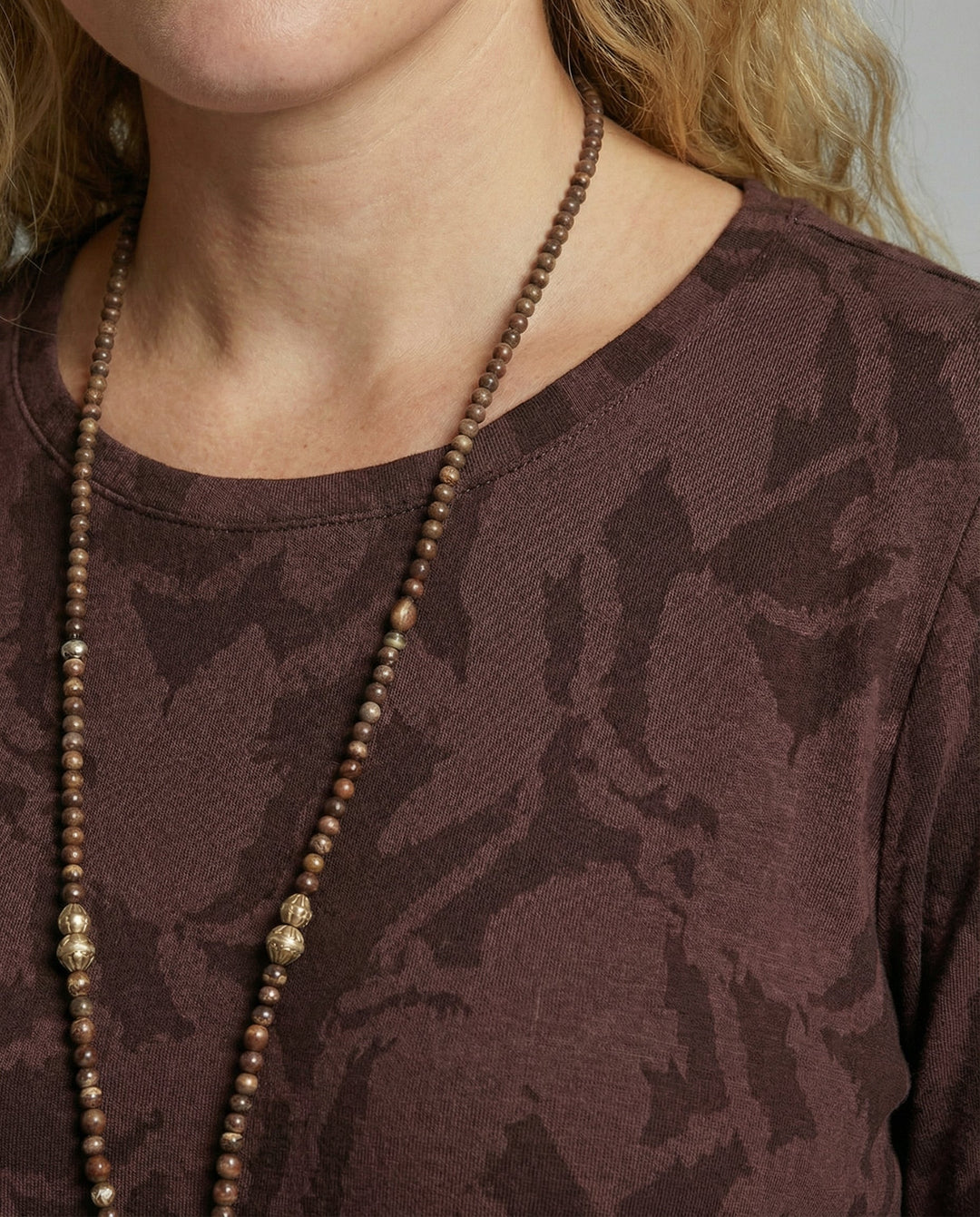 Stylish women's elegant printed midi dress with long sleeves, a versatile piece for fall and winter outfits.